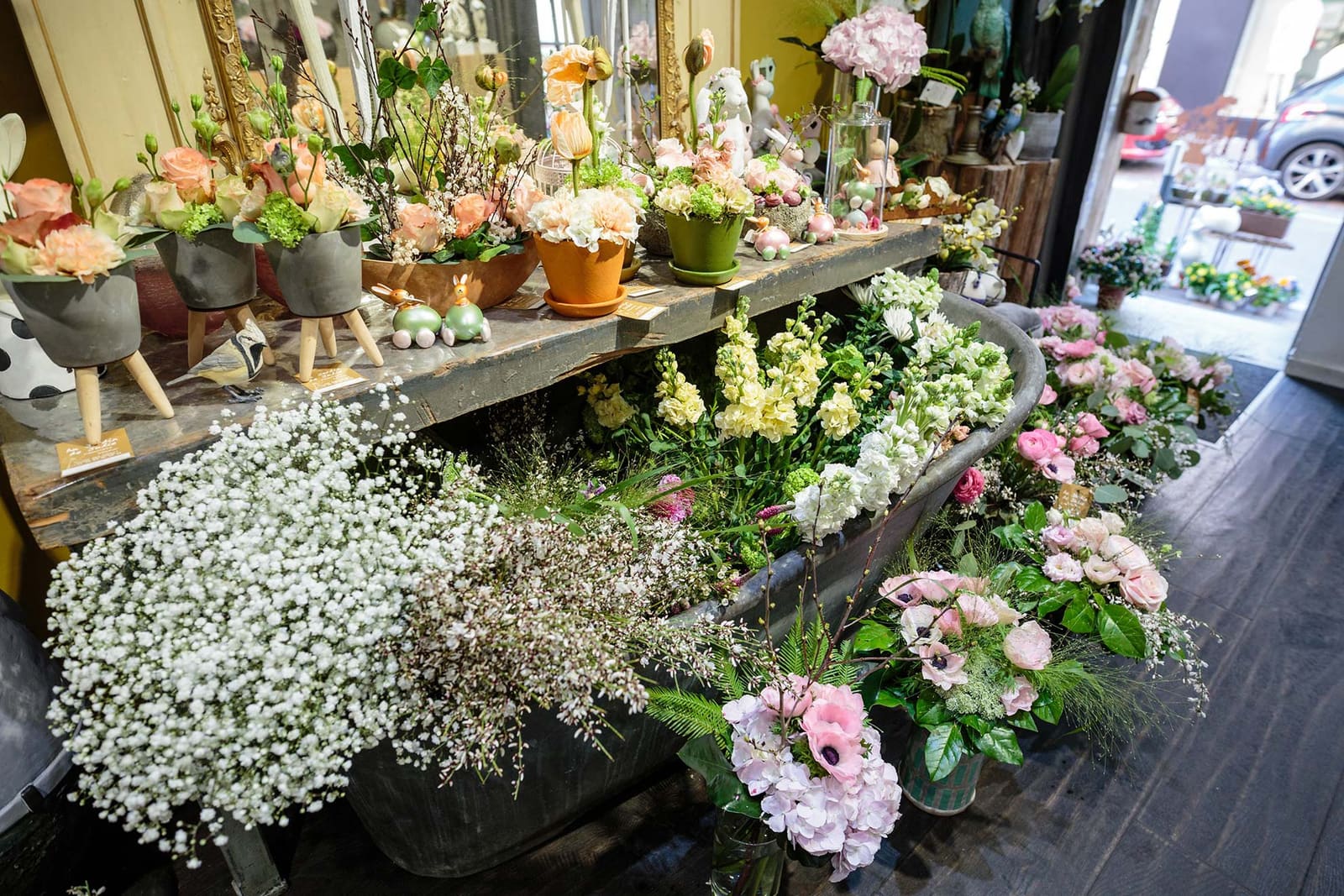 Étal extérieur de la boutique, gypsophile, pots fleuris et fleurs coupées